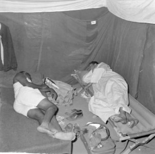 Jamboree 1963 te Marathon Griekenland Nigeriaanse hopman rechts in slaaptenue, Bestanddeelnr 915-4320