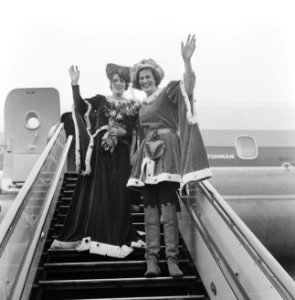 Jacoba van Beieren en vierde echtgenoot Frank van Borselen van Schiphol vertrokk, Bestanddeelnr 919-0045