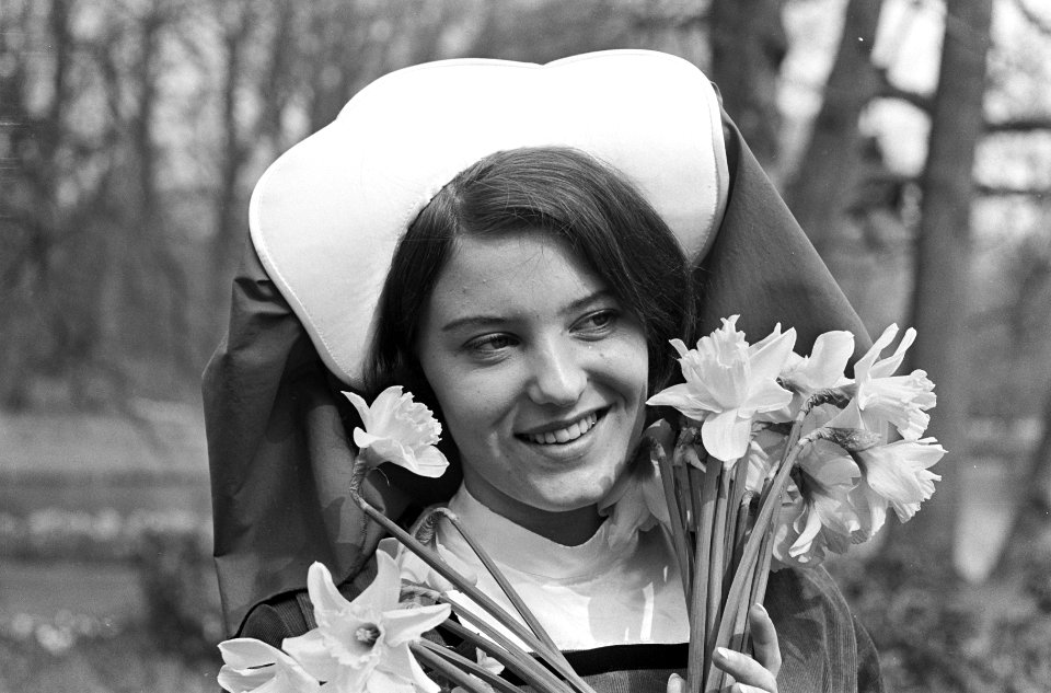 Jacoba van Beieren bij ingang Keukenhof, Bestanddeelnr 918-9984