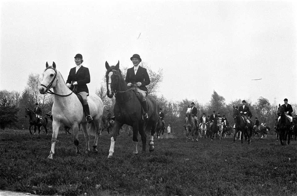 Jaarlijkse jachtrit gehouden tussen Hilversum en Laren, bij het vertrek, Bestanddeelnr 914-4988