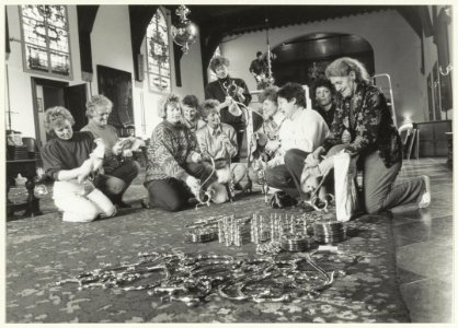 Jaarlijkse schoonmaak van de kroonluchters in de Gravenzaal door de huishoudelijke dienst. NL-HlmNHA 54031963