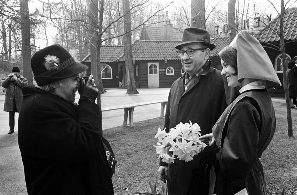 Jacoba van Beieren bij ingang Keukenhof, Bestanddeelnr 918-9980