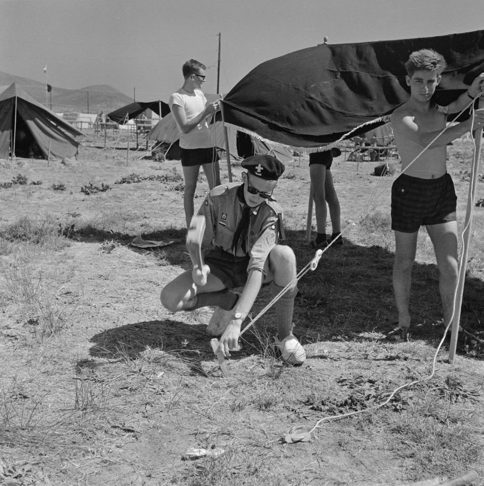 Jamboree 1963 te Marathon Griekenland Ad Verhaar uit Rotterdam op klompen zijn , Bestanddeelnr 915-4238