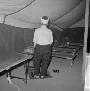 Jamboree 1963 te Marathon Griekenland Griekes Mohammedaanse biddend in zijn ten, Bestanddeelnr 915-4317