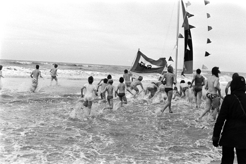 Jaarlijkse duik in zee van Haarlemse zwemvereniging DWR in Zandvoort, Bestanddeelnr 928-9608