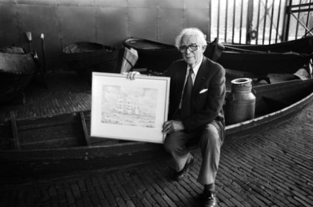 Jacob Schol met een van zijn schilderijen in de Werf te Kromhout, Bestanddeelnr 929-8805