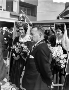 Jacoba van Beieren luistert plechtigheid van opening nieuwe winkelcentrum in Bre, Bestanddeelnr 912-3400