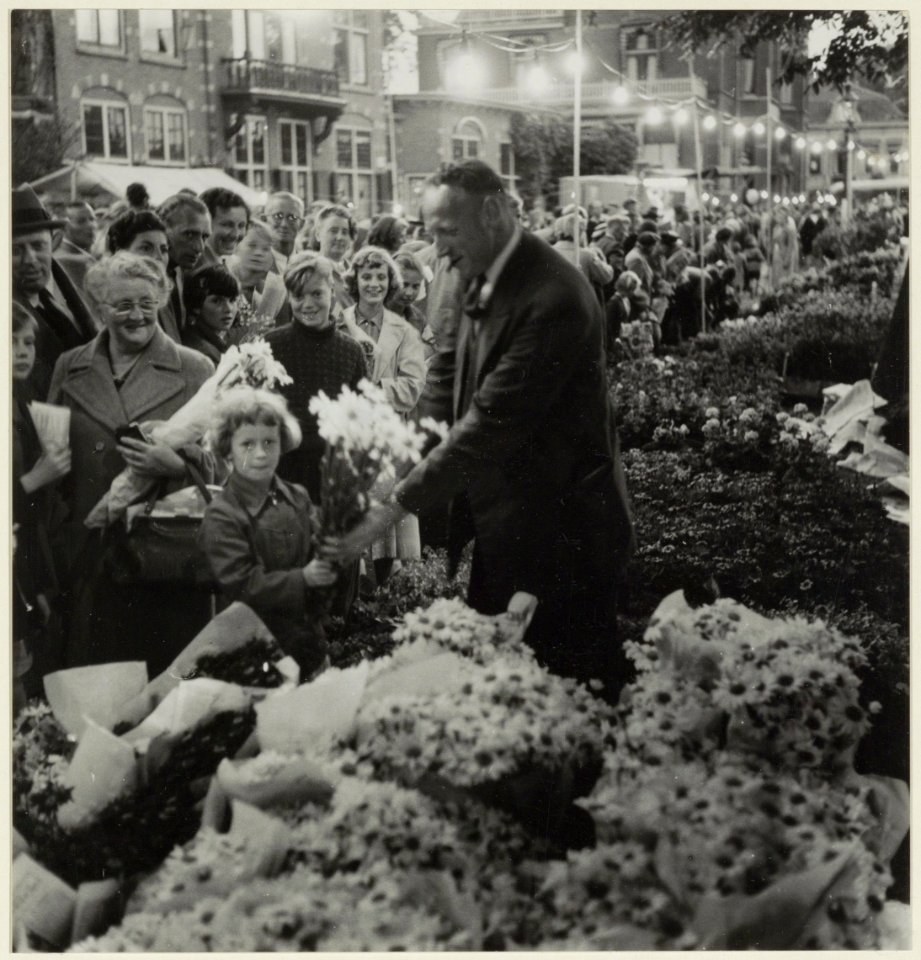 Jaarlijkse Luilak-Bloemenmarkt op de Raamsingel. De markt wordt gehouden op de zaterdag voor Pinksteren. NL-HlmNHA 54004494