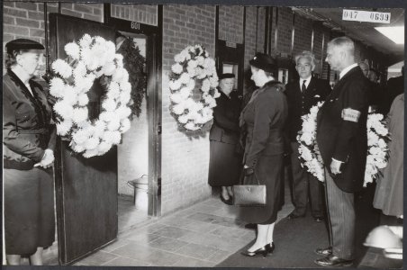 Jaarlijkse herdenking met défilé te Schevingen in het Oranjehotel. Bij de dode, Bestanddeelnr 047-0699
