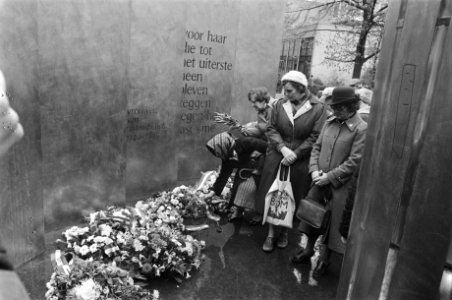 Jaarlijkse herdenking bij het Ravensbrück-monument, Bestanddeelnr 930-7922