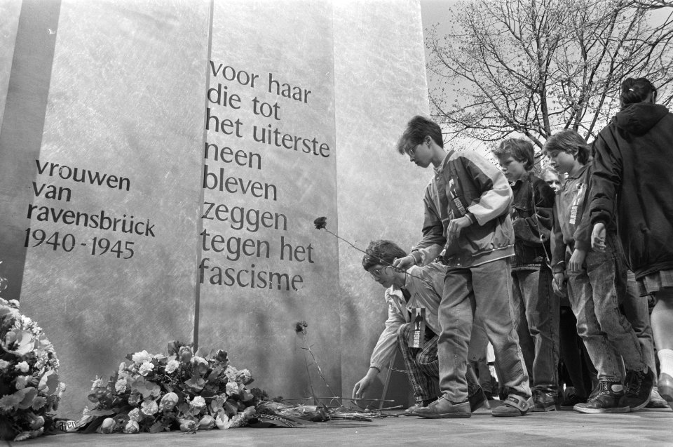 Jaarlijkse herdenking bij het Ravensbrück-monument, Bestanddeelnr 934-2348