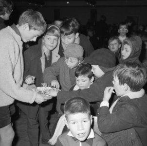 Jaarlijkse kinderkerstfeest georganiseerd door het Leger des Heils in Bellevue , Bestanddeelnr 915-8755