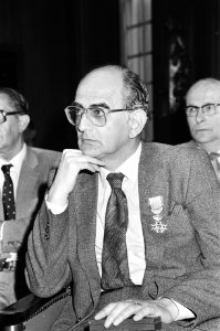 Jaarlijkse lintjes op het stadhuis uitgereikt. 10a Jaap van Meekren (AVRO) ont, Bestanddeelnr 932-1295