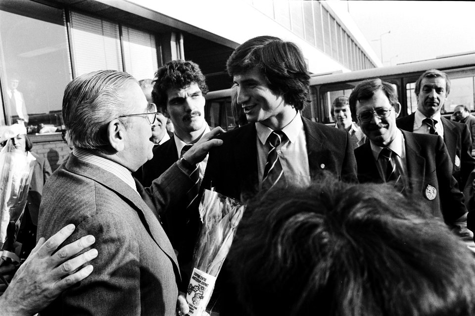Jaap van Praag (l) begroet Tscheu La Ling , midden Michel van de Korput, Bestanddeelnr 930-5532
