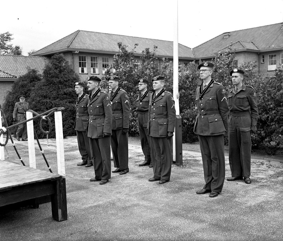Jan van Schaffelaar kazerne Ermelo, bevordering sergeants tot vaandrigt, Bestanddeelnr 906-7431