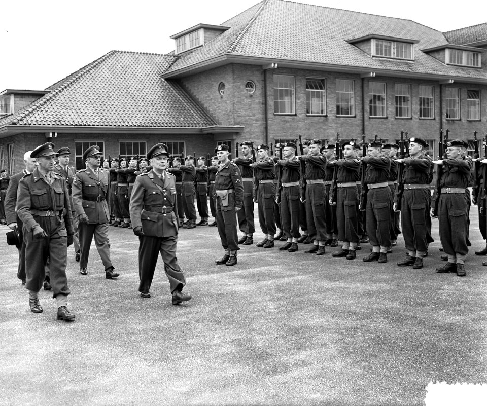 Jan van Schaffelaar kazerne Ermelo, bevordering sergeants tot vaandrigt, Bestanddeelnr 906-7425