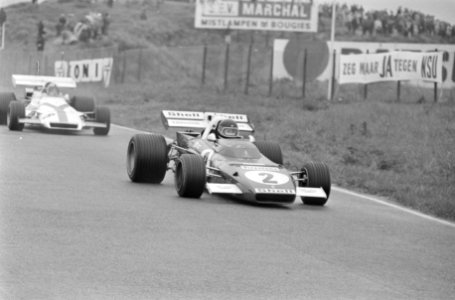 Jacky Ickx (r) en Pedro Rodriguez, Bestanddeelnr 924-6668