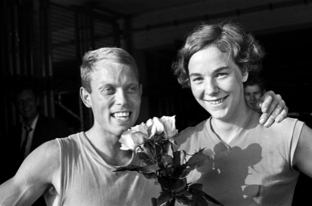 Jan Wienese samen met winnares op het skiffnummer Toos van den Ende, Bestanddeelnr 920-4332