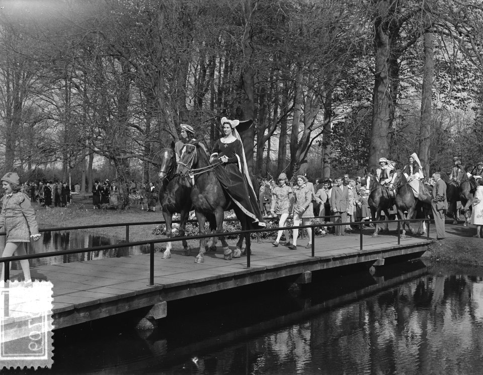 Jacoba van Beieren met helicopter naar keukenhof, Bestanddeelnr 905-0709