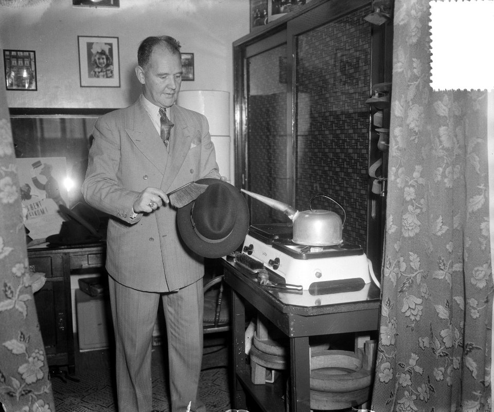 Jan (van) Pul uit Amsterdam 40 jaar hoedendokter, Bestanddeelnr 905-3356
