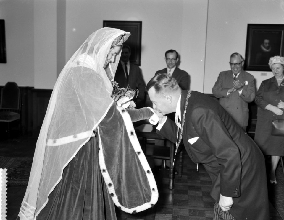 Jacoba van Beieren luistert plechtigheid van opening nieuwe winkelcentrum in Bre, Bestanddeelnr 912-3393