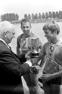 Jan Verhaard, kampioen van Nederland op de K1, ontvangt de beker, Bestanddeelnr 921-5658