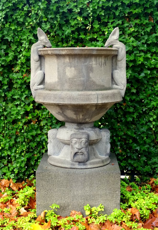 Jackal urn - Platanenhain - Mathildenhöhe - Darmstadt, Germany - DSC01593