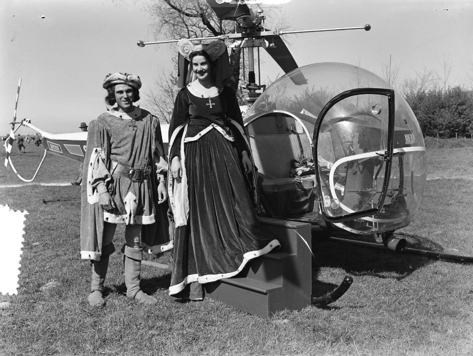 Jacoba van Beieren met helicopter naar keukenhof, Bestanddeelnr 905-0706