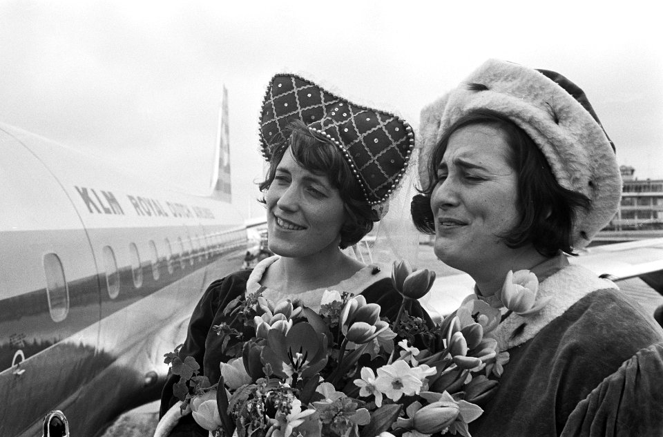 Jacoba van Beieren en vierde echtgenoot Frank van Borselen van Schiphol vertrokk, Bestanddeelnr 919-0048