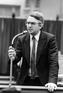 Jan Nico Scholten bij de interruptie-microfoon, Bestanddeelnr 931-3047