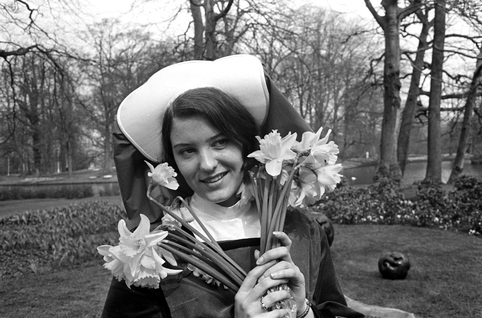 Jacoba van Beieren bij ingang Keukenhof, Bestanddeelnr 918-9979