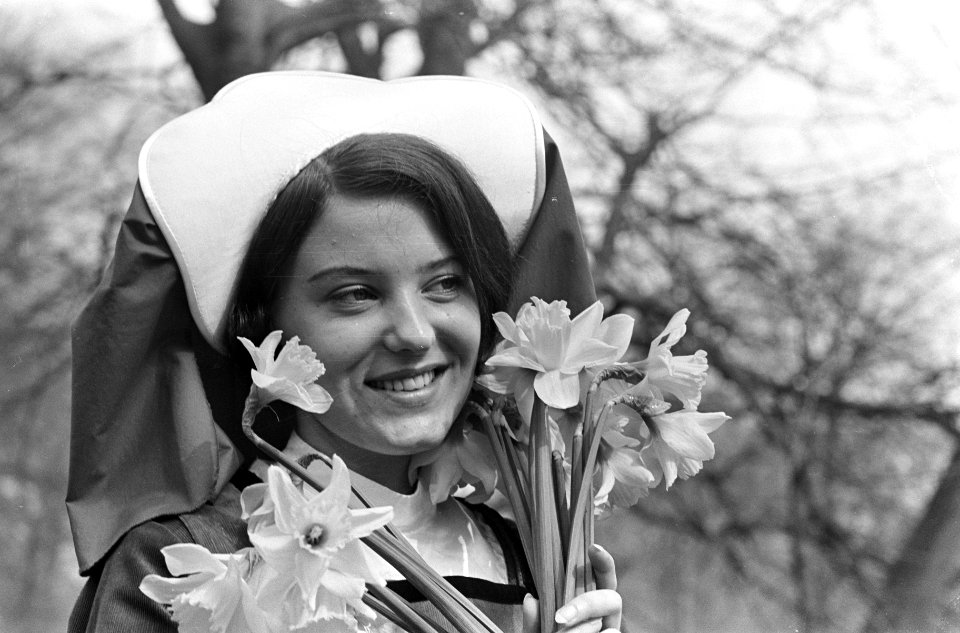 Jacoba van Beieren bij ingang Keukenhof, Bestanddeelnr 918-9977