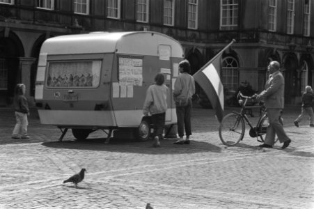 Jaap Meester weer op het Binnenhof hongerstakende tuinder, Bestanddeelnr 933-0903