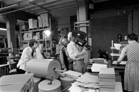 Jan Vrijman en cameraman filmen het werkproces van de sociale werkplaats, Bestanddeelnr 928-0471