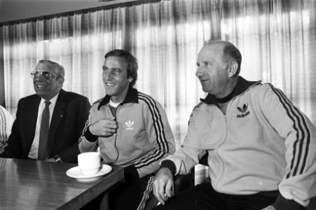 Jaap van Praag, Johan Neeskens en Kees Rijvers (van links naar rechts) tijdens d, Bestanddeelnr 931-7281