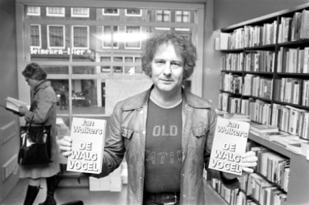 Jan Wolkers signeert zijn nieuwe boek De Walgvogel in Atheneumboekhandel in A, Bestanddeelnr 927-6002