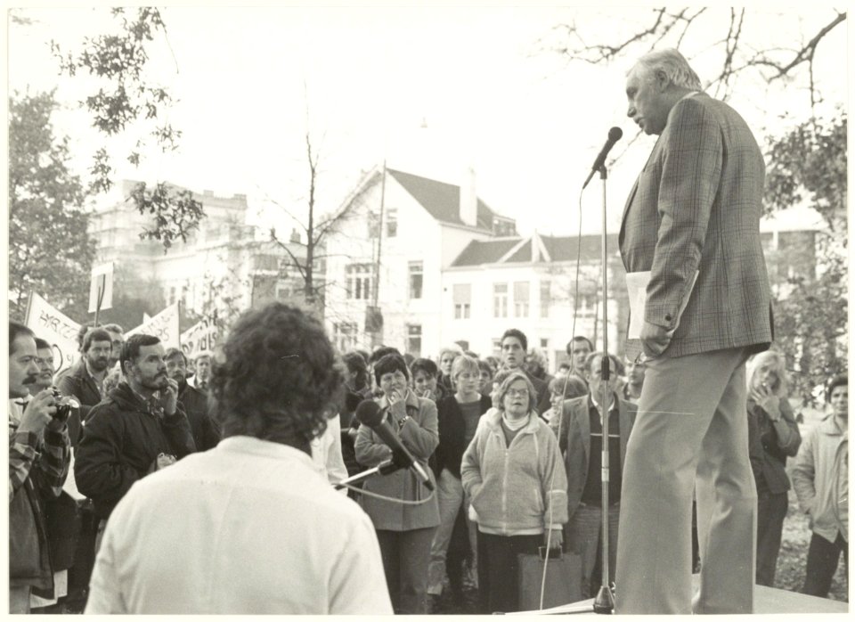 Jaap van de Scheur van de Abvakabo houdt een toespraak op de Paviljoenslaan. NL-HlmNHA 54025939
