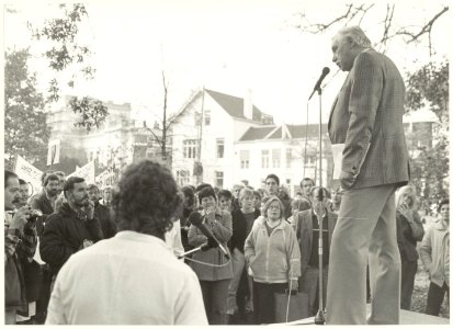 Jaap van de Scheur van de Abvakabo houdt een toespraak op de Paviljoenslaan. NL-HlmNHA 54025939