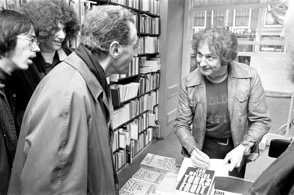 Jan Wolkers signeert zijn nieuwe boek De Walgvogel in Atheneumboekhandel in A, Bestanddeelnr 927-6001