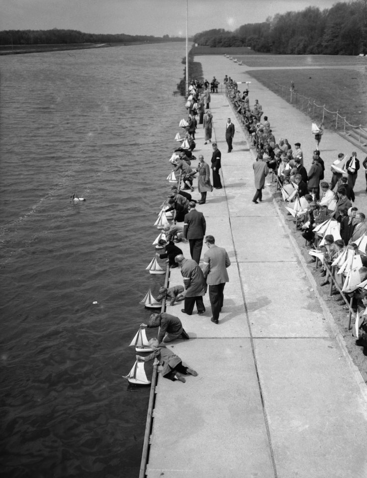 Jaarlijkse bootjesdag van de Amsterdamse speeltuinver op de Bosbaan aangetast, Bestanddeelnr 909-5557