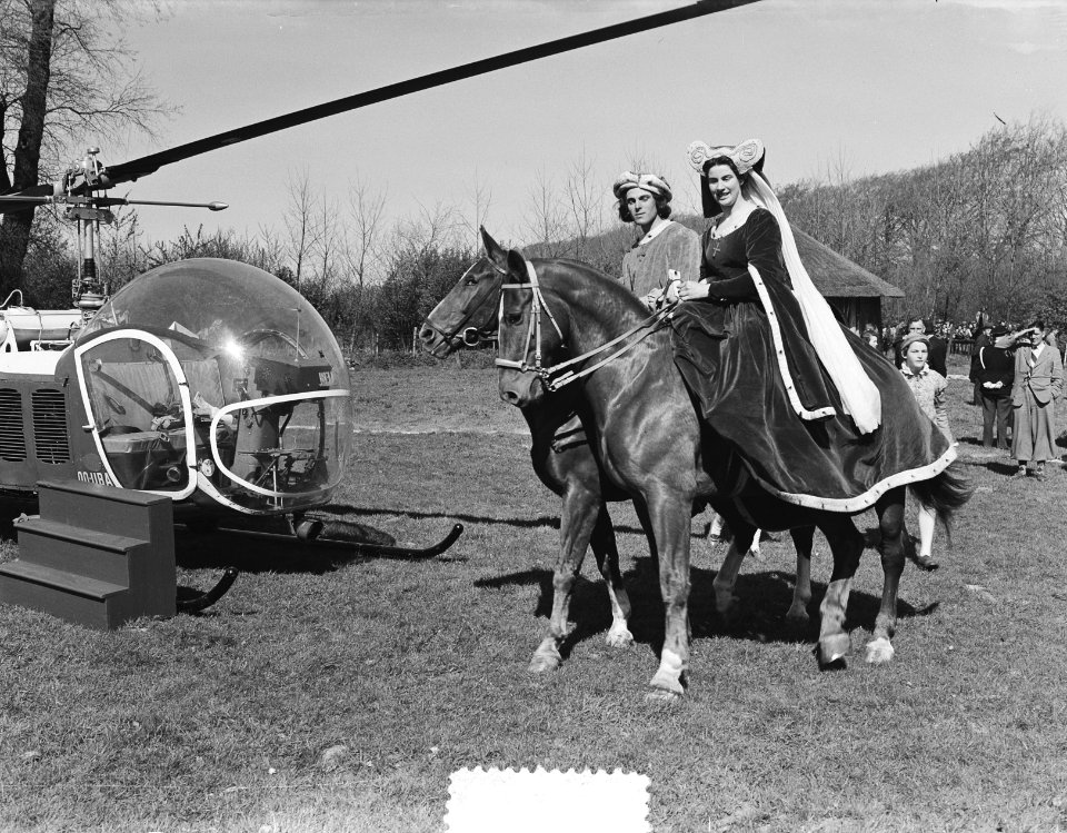 Jacoba van Beieren met helicopter naar keukenhof, Bestanddeelnr 905-0707
