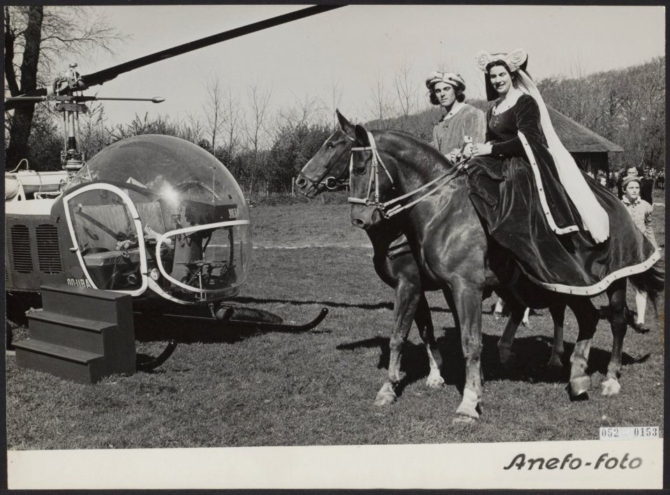 Jacoba van Beieren landde dinsdagmiddag op de Keukenhof per helicopter en werd v, Bestanddeelnr 052-0153