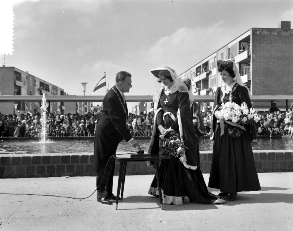 Jacoba van Beieren luistert plechtigheid van opening nieuwe winkelcentrum in Bre, Bestanddeelnr 912-3399