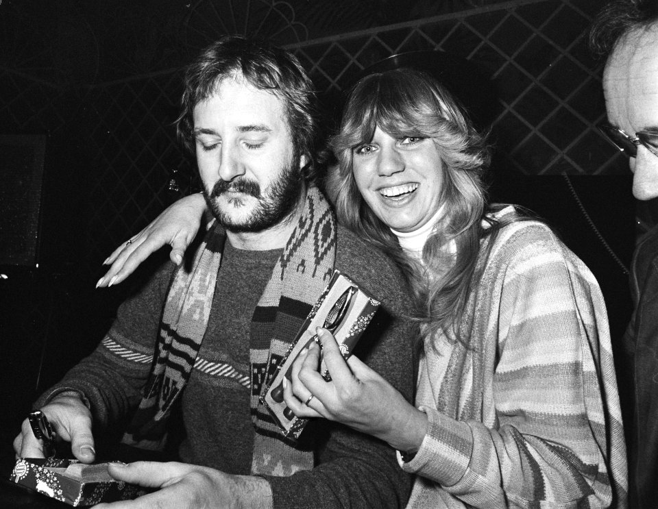 Jan Akkerman en Maggie McNeal ontvangen Gouden Notenkraker uit handen Barend Ser, Bestanddeelnr 929-5701