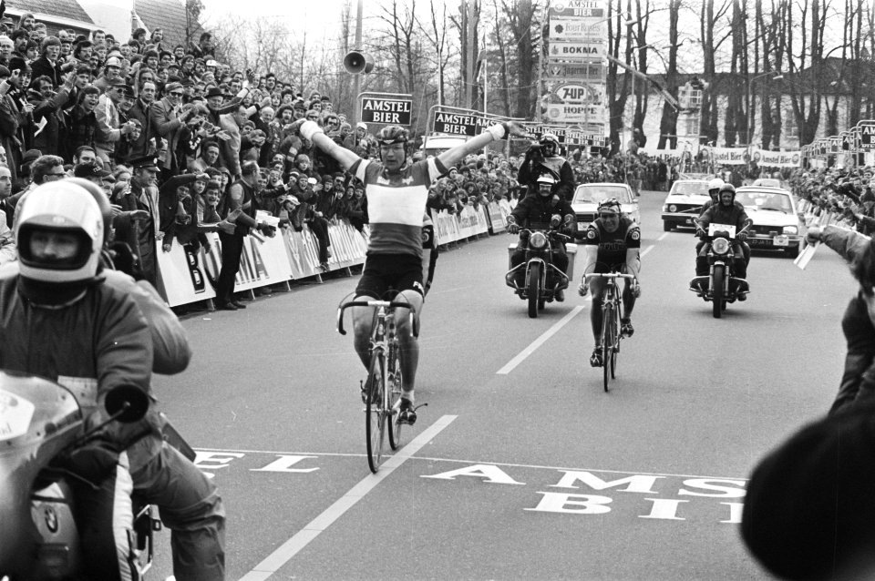 Jan Raas troeft in de sprint Hennie Kuiper af, die als derde eindigt De niet zi, Bestanddeelnr 929-1166
