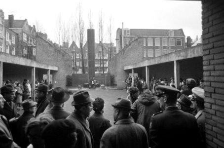 Jaarlijkse herdenking van nazi-slachtoffers in de Hollandsche Schouwburg, Amst, Bestanddeelnr 922-3017