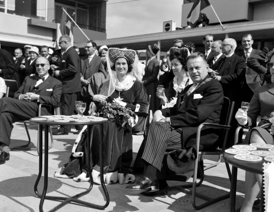 Jacoba van Beieren luistert plechtigheid van opening nieuwe winkelcentrum in Bre, Bestanddeelnr 912-3397
