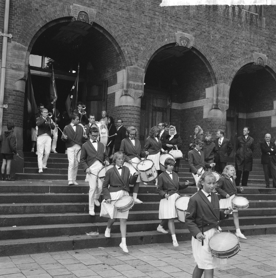 Jaarlijkse trommelfeest in de Beurs aan het Damrak gehouden, Bestanddeelnr 916-8973