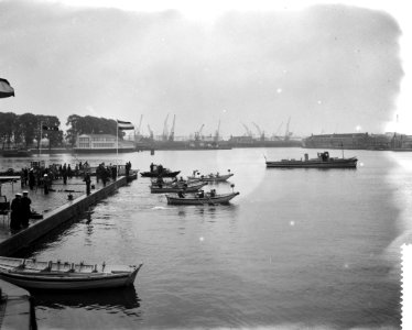 Jaarlijkse vlettenwedstrijd in het Oosterdok te Amsterdam, Bestanddeelnr 910-4810