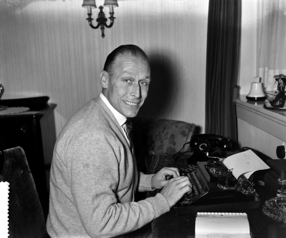 Jan Derksen is manager geworden, Jan Derksen achter de schrijfmachine met contra, Bestanddeelnr 911-9309